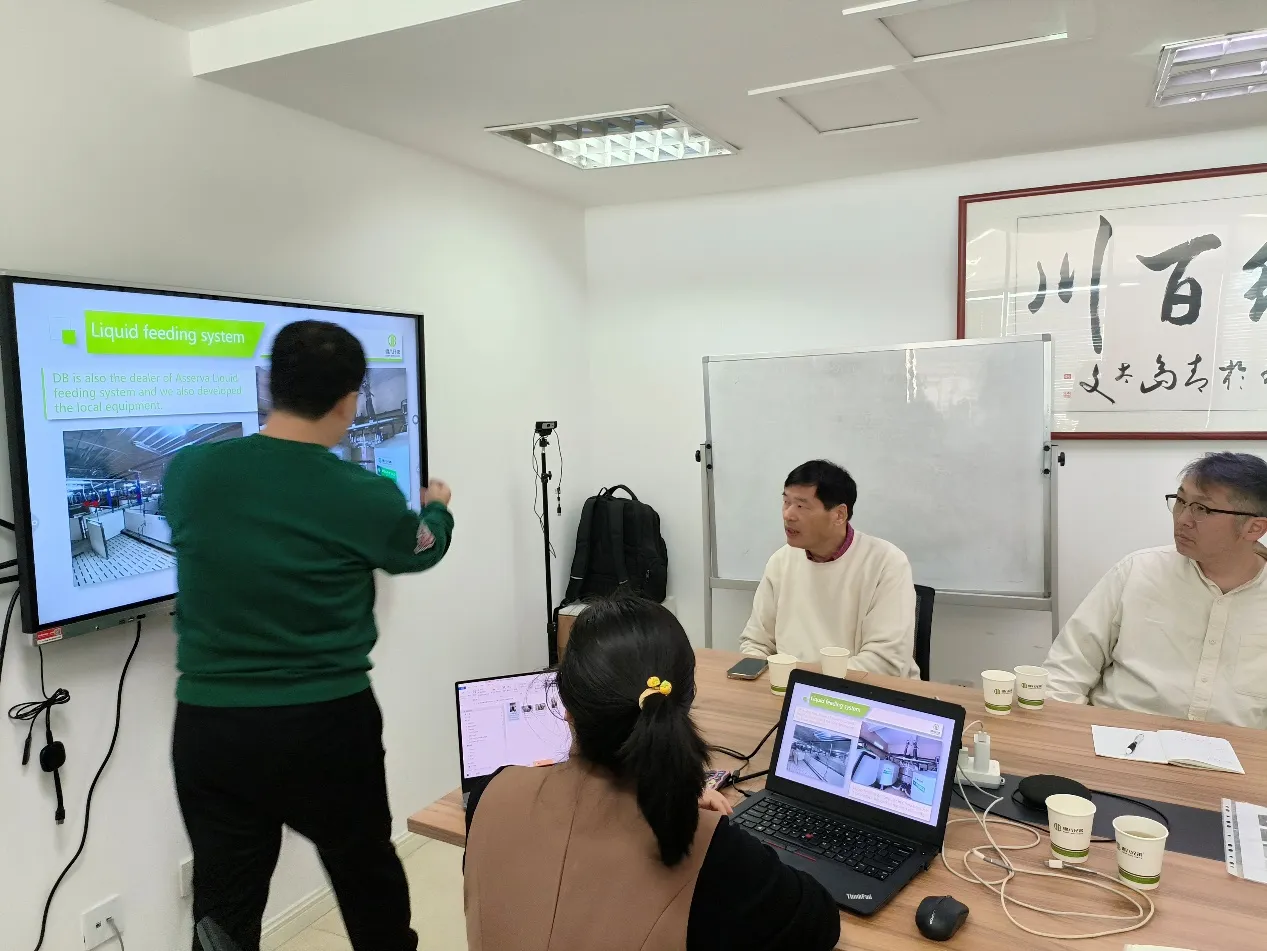 동남아시아 고객이 완전한 레이어 케이지 및 자동 난자 수집 솔루션에 대해 논의합니다.